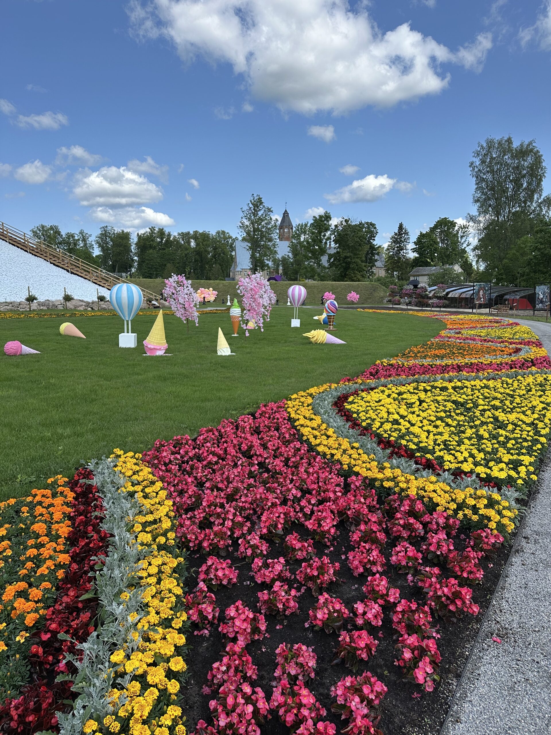 Taagepera lossi võlupark „Alice peeglitagusel maal“ - pilt